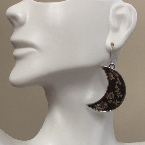 Moon 🌙 crescent flower resin earrings nwt - Picture 4 of 5